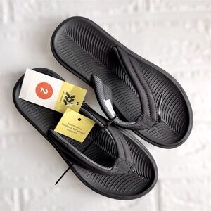 New All In Motion Kids Comfortable Black Flip Flops Size 2 Color Blk